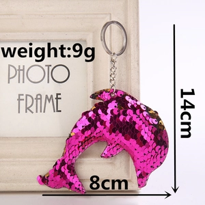 Vista dettagliata del portachiavi a delfino rosa con paillettes, altezza 14 cm e larghezza 8 cm