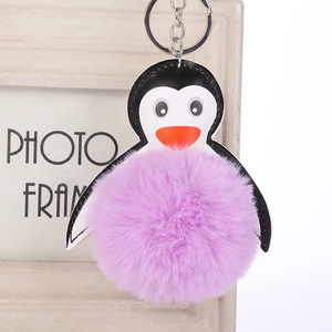 Lindo llavero de pompón de pingüino lavanda en piel sintética con anillo de metal plateado