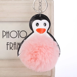 Detalle de llavero de pingüino rosa con piel sintética y anilla de metal plateado