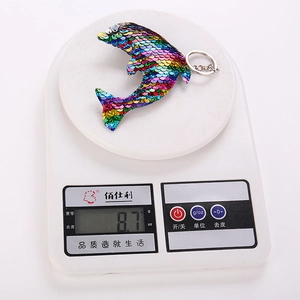 Portachiavi a forma di delfino con paillettes arcobaleno e anello metallico lucido