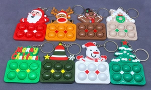 Nahaufnahme von 8-teiligen Weihnachts-Pop-it-Silikonanhängern mit Weihnachtsmann-Motiv