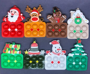 Detaillierte Ansicht von 8 festlichen Weihnachts-Pop-it-Schlüsselanhängern aus Silikon