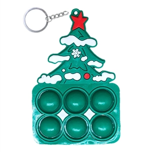 Detailansicht vom grünen Weihnachtsbaum Fidget Toy Schlüsselanhänger mit roten Stern