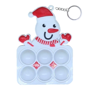 Detail eines Schneemann Pop-it Schlüsselanhängers mit rot-weißen Silikonblasen und Metallring