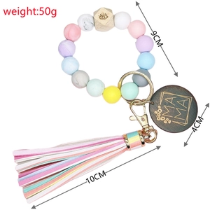 Détail du porte-clés en perles de silicone avec badge MAMA en bois et gland en cuir