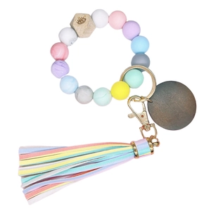 Vue détaillée du porte-clés en silicone avec pompon en cuir et pendentif MAMA