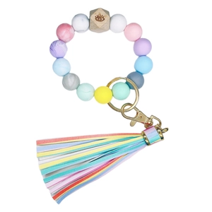 Détail du porte-clés en perles de silicone macaron avec gland en cuir et perle en bois