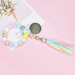 Détail de porte-clés en perles de silicone macaron avec charme MAMA et pompon