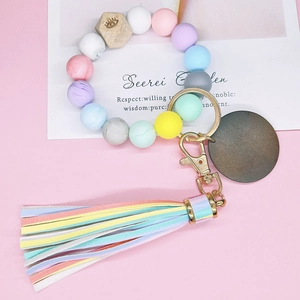 Bracelet porte-clés en perles de silicone avec charme MAMA bois et pompon macaron