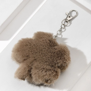 Porte-clés trèfle à quatre feuilles en fausse fourrure camel avec mousqueton argent