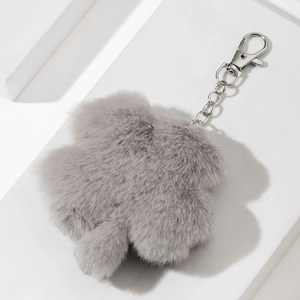 Porte-clés trèfle à quatre feuilles en peluche grise avec fermoir en métal argenté