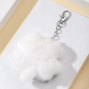 Détail du pendentif trèfle en peluche blanche douce avec fermoir mousqueton argenté