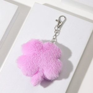 Détail d'un pendentif trèfle à quatre feuilles rose duveteux avec chaîne et fermoir argenté