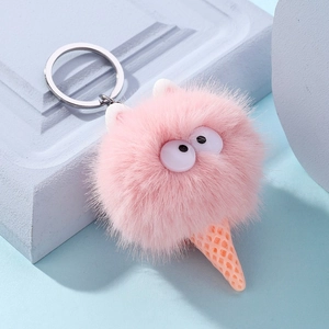 Detailopname van schattige roze pluchen ijsmonster sleutelhanger met zachte textuur en ring
