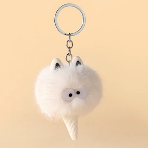 Close-up van de witte pluche monster sleutelhanger met een ijsje basis en ogen