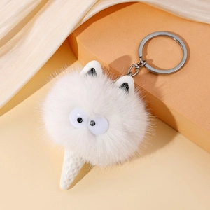Schattige pluche ijsje sleutelhanger met kattenoren op een warme achtergrond