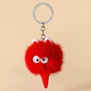 Detailweergave van de rode pluche monster sleutelhanger met grote ronde ogen