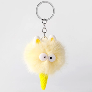 Detail van een pluizige pluche ijsje hanger met konijnenoren en een metalen sleutelhanger