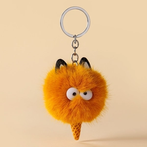 Detail van een schattige oranje pluche ijsje sleutelhanger met kattenoren en metalen ring
