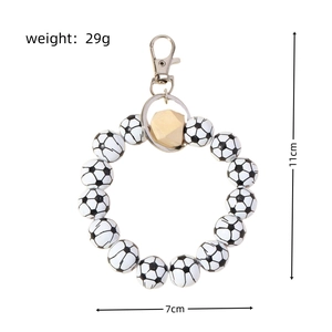 Détail du porte-clés bracelet perles football avec dimensions de 11cm sur 7cm