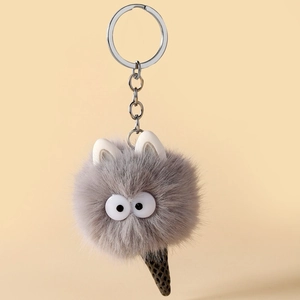 Detail van een schattige pluche ijsmonster sleutelhanger met grote ronde ogen