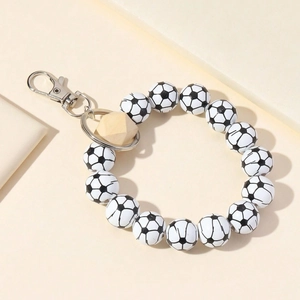 Bracelet porte-clés à perles de football avec perle de bois géométrique sur fond beige