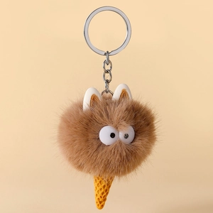 Detail van een schattige pluchen ijsje hanger met grote ogen en een zilveren sleutelhanger
