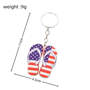 Detailed view of flip-flop keychain with US flag design, showing size 11cm and weight 9g