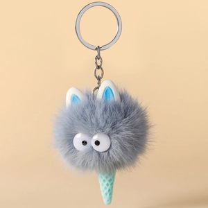 Macro-opname van de pluizige grijze ijsmonster sleutelhanger met metalen ring