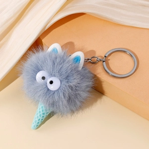Detail van de schattige monster ijsje pluche sleutelhanger met zachte blauwe textuur