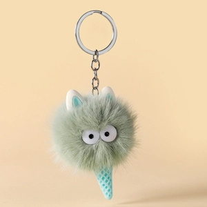 Detail van een schattige lichtgroene pluche monster sleutelhanger met zachte textur