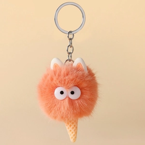 Detailopname van de pluizige monster ijsje sleutelhanger met zachte pluche en metalen ring