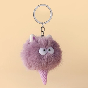 Detailopname van een paarse pluche ijsje sleutelhanger met harige oortjes en een metalen ring