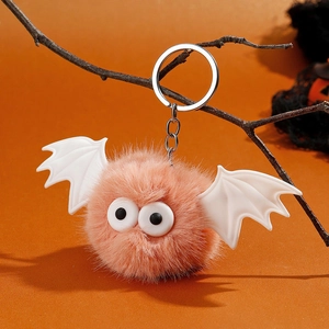 Mignon porte-clés chauve-souris en peluche rose avec fausse fourrure sur une branche