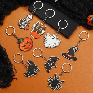 Platliggende weergave van acht Halloween acryl sleutelhangers met houten kralen op oranje