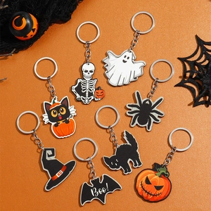 Halloween sleutelhanger set met vleermuis pompoen en spin op oranje achtergrond