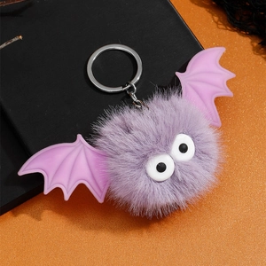 Gros plan du porte-clés chauve-souris en peluche violette avec ailes en silicone de Halloween