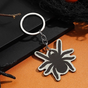 Halloween zwart spin sleutelhanger met houten kralen op feestelijke oranje-zwarte achtergrond