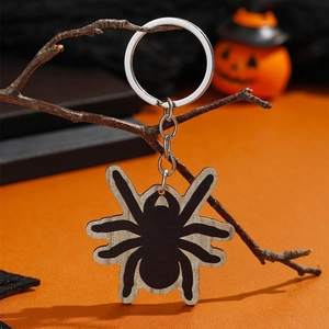Detail van Halloween spin sleutelhanger met houten kralen op oranje achtergrond