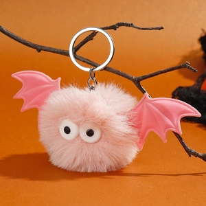 Porte-clés chauve-souris rose en fausse fourrure avec de grands yeux sur fond orange vif