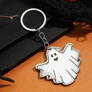 Detail van een schattige witte Halloween spook sleutelhanger van acryl op oranje achtergrond