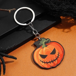 Detailopname van een Halloween pompoen sleutelhanger met een oranje houten hanger