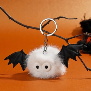 Porte-clés chauve-souris en peluche blanche suspendu à une branche pour Halloween