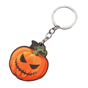 Detail van een houten Halloween pompoen sleutelhanger met Jack-o'-lantern gezicht