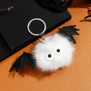Vue détaillée du porte-clés chauve-souris en fausse fourrure blanche pour Halloween