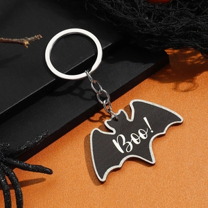 Detailweergave van Halloween vleermuis sleutelhanger met Boo! tekst op spinnenweb achtergrond