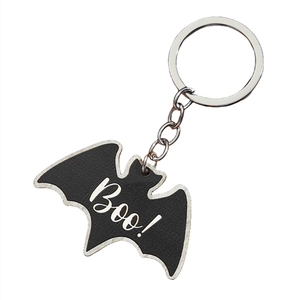 Detail van een Halloween-sleutelhanger met zwarte vleermuis en witte Boo-tekst