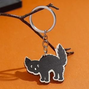 Halloween zwarte kat sleutelhanger met gewelfde rug ontwerp op houten takken