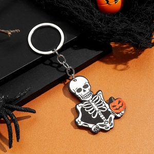 Detailopname van Halloween skelethand met pompoen sleutelhanger op een feestelijk decor