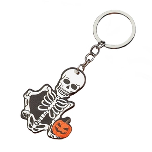 Detail van Halloween-sleutelhanger met een skelet dat een pompoen vasthoudt